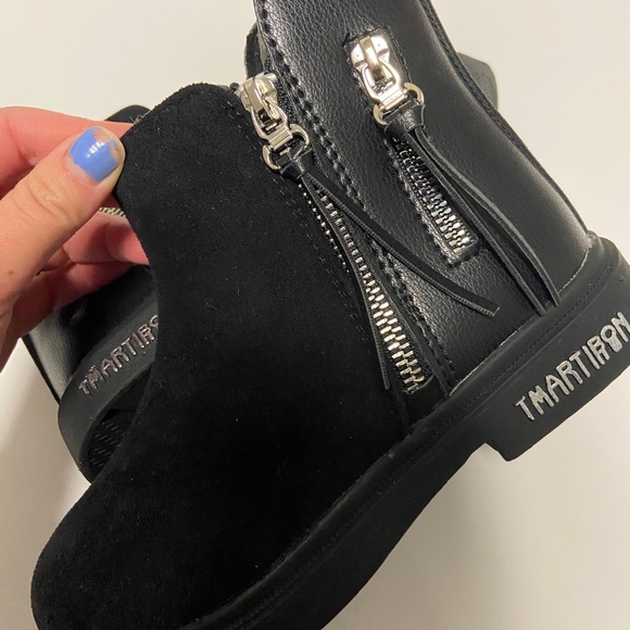 BRAND NEW! Girls boots size 1.5 - Picture 2 of 3